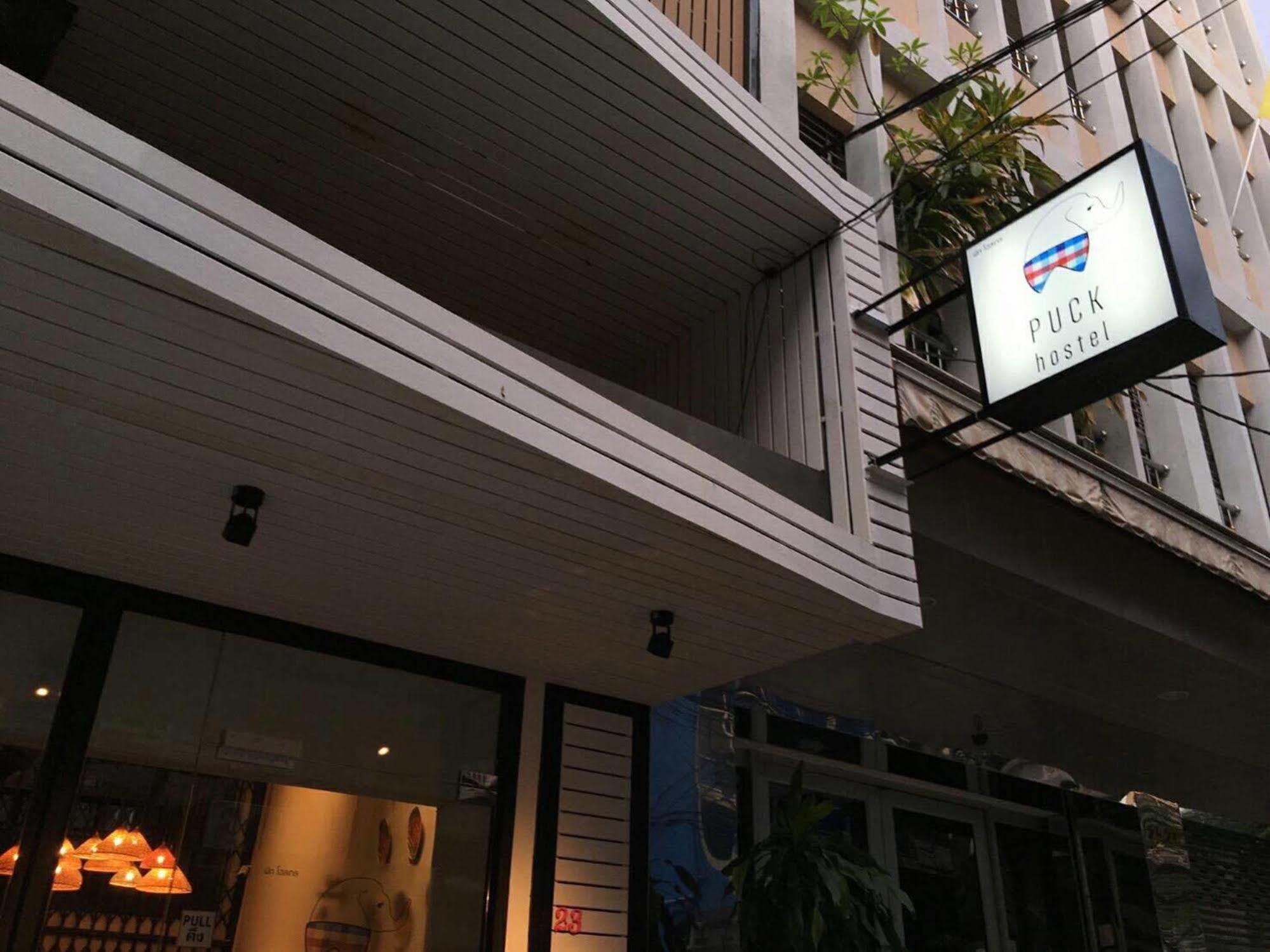 Puck Hostel Bangkok Exterior foto