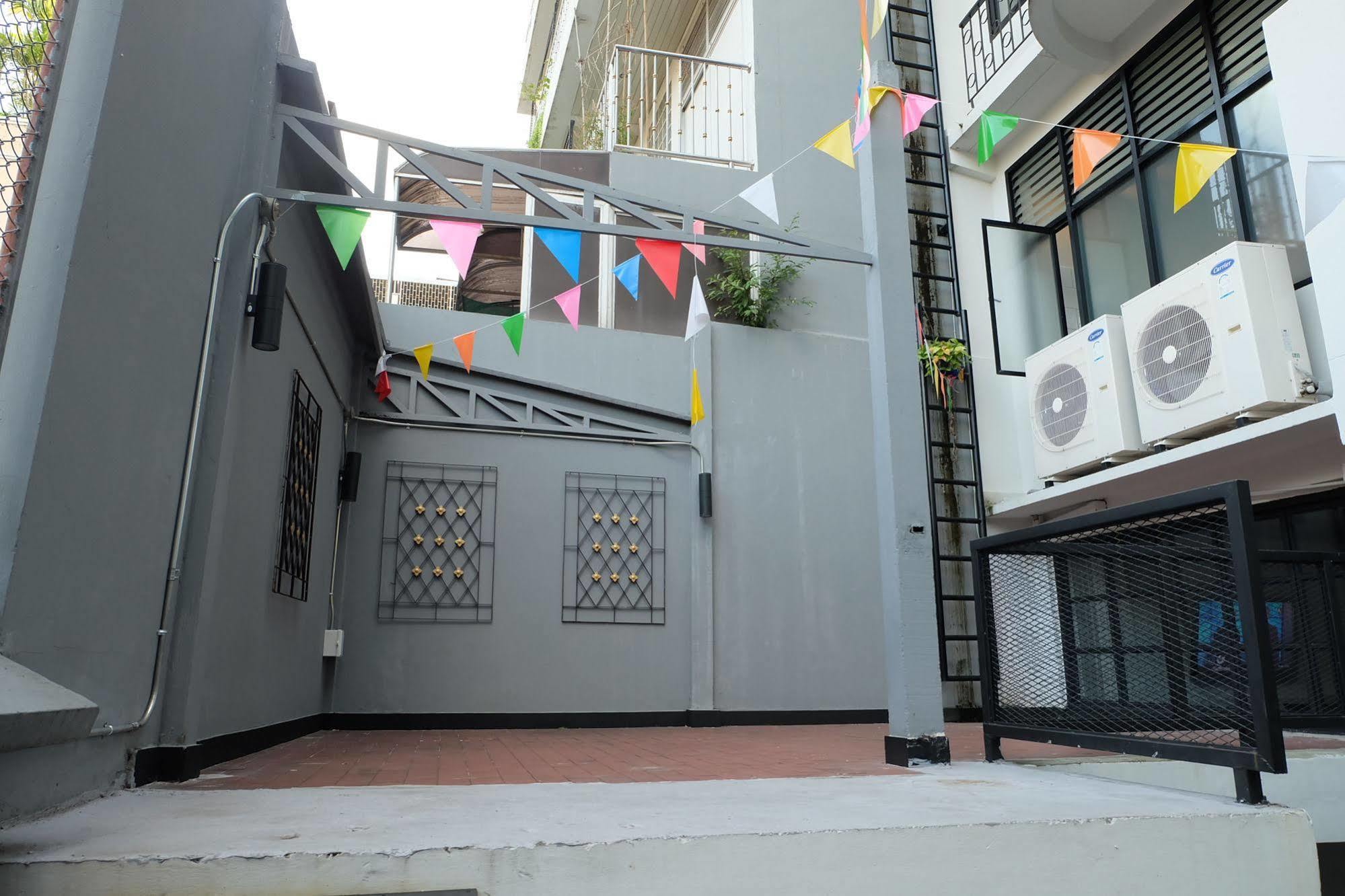 Puck Hostel Bangkok Exterior foto