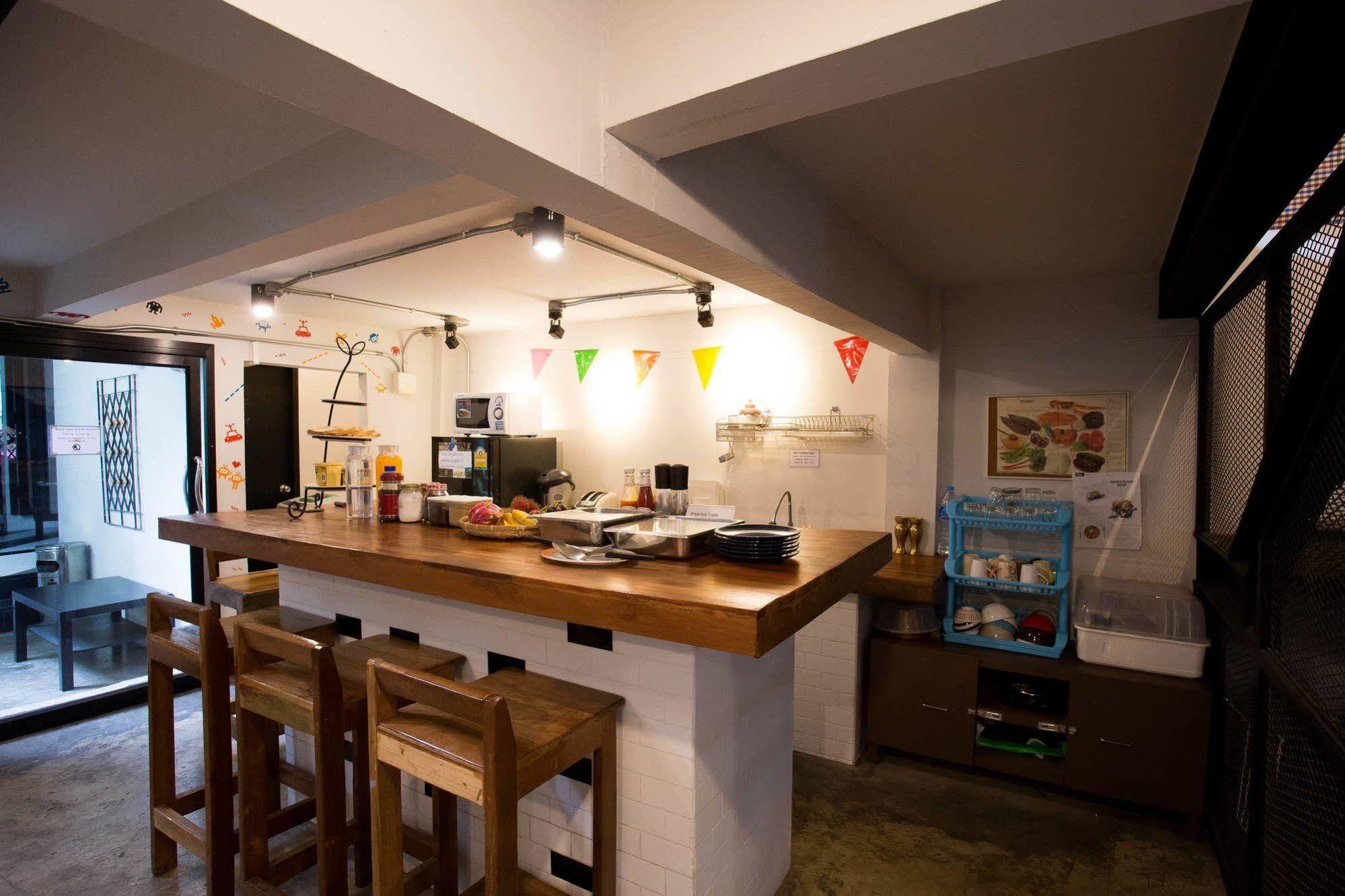 Puck Hostel Bangkok Exterior foto