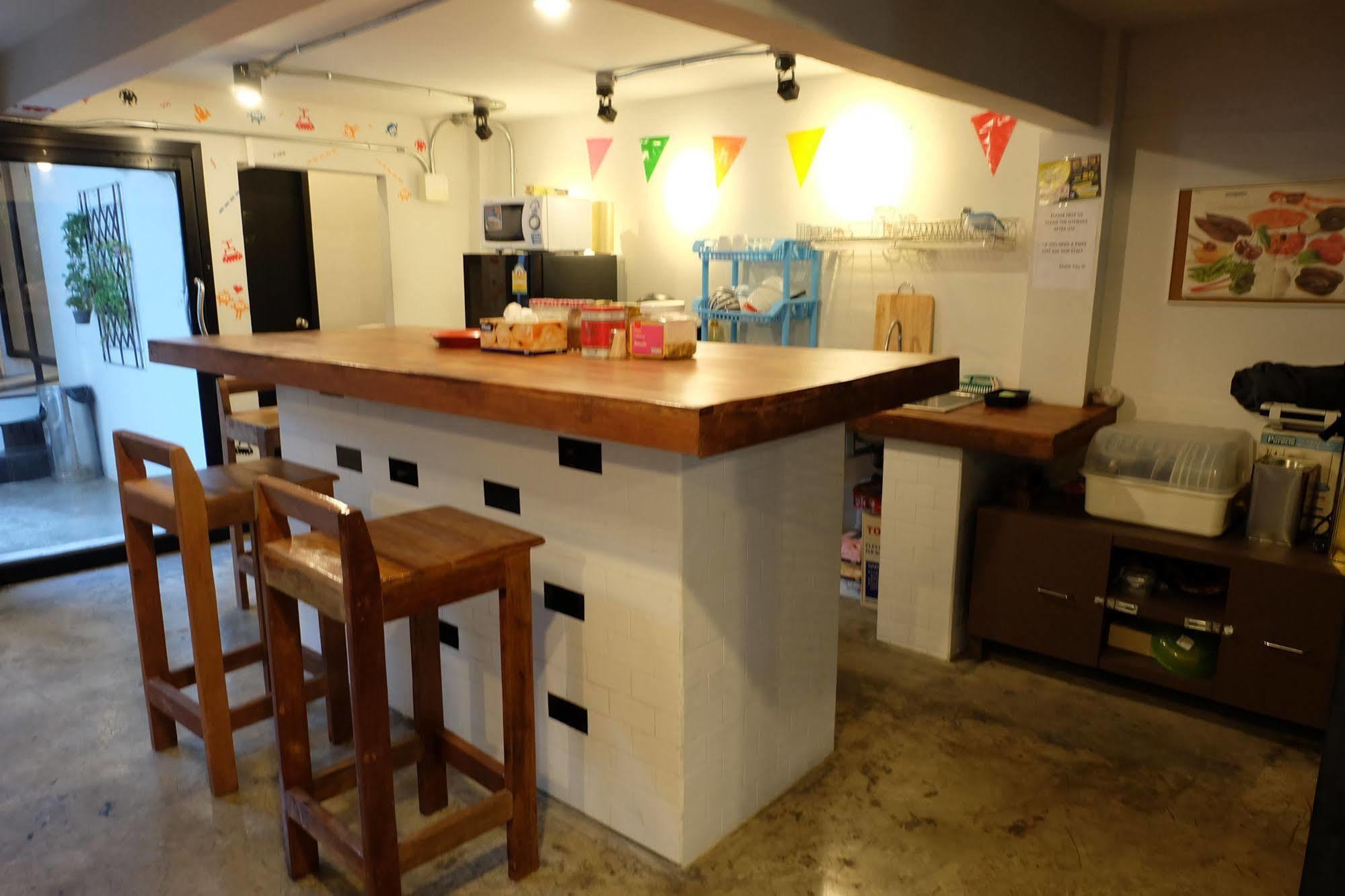 Puck Hostel Bangkok Exterior foto