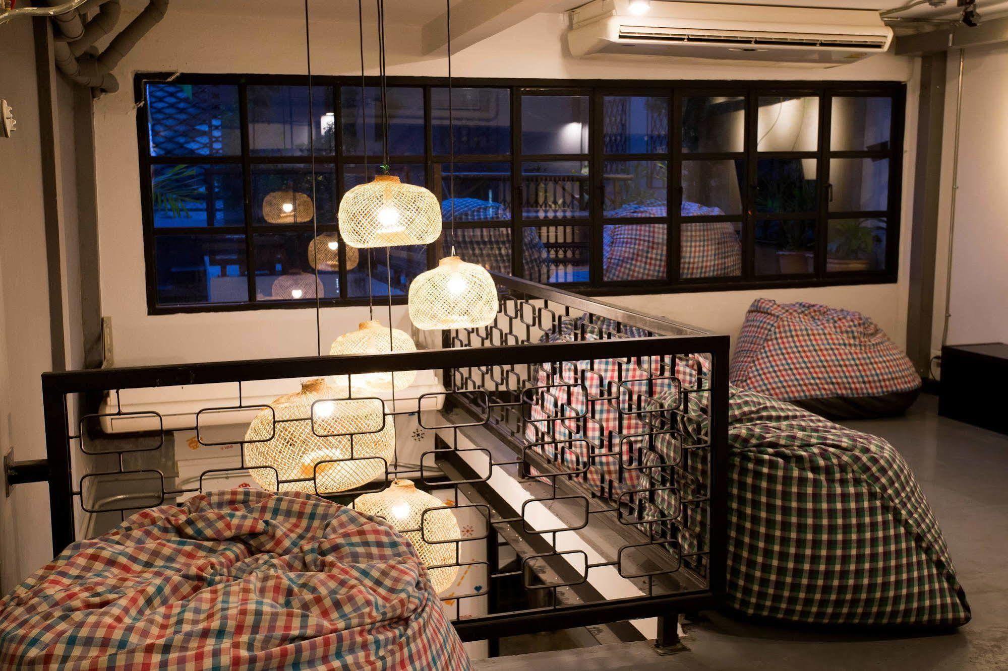 Puck Hostel Bangkok Exterior foto