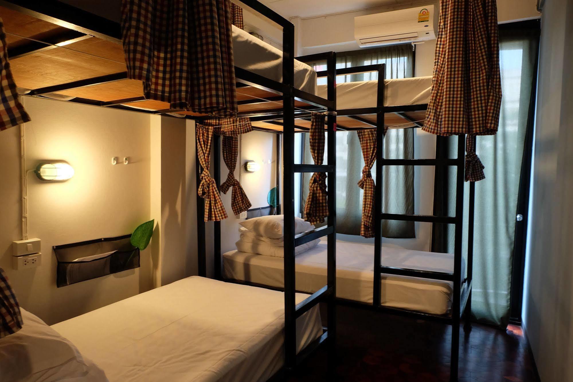 Puck Hostel Bangkok Exterior foto