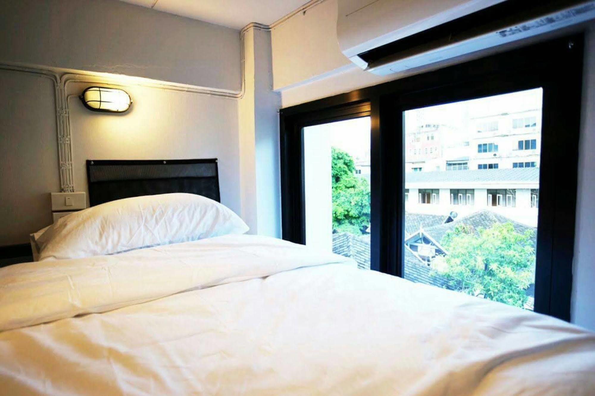Puck Hostel Bangkok Exterior foto