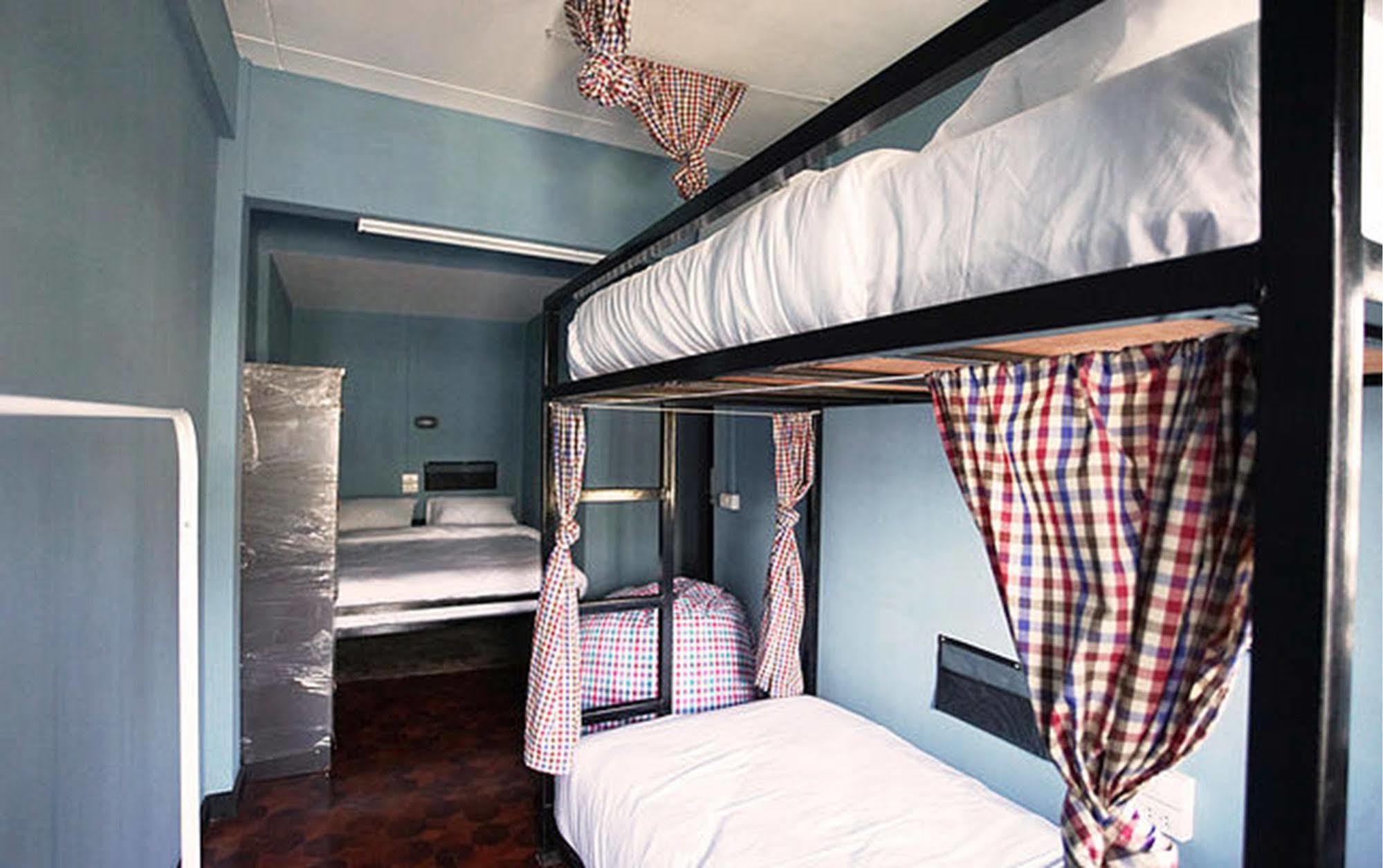 Puck Hostel Bangkok Exterior foto
